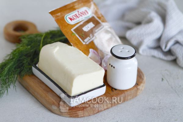 Сливочное масло с укропом и чесноком