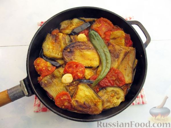 Жареные баклажаны, тушенные с помидорами