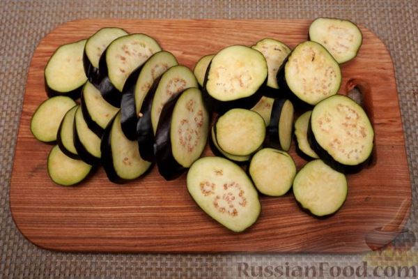 Баклажаны, запечённые с болгарским перцем и моцареллой