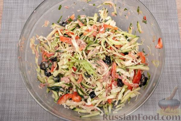 Салат с тунцом, капустой, болгарским перцем, огурцами и маслинами