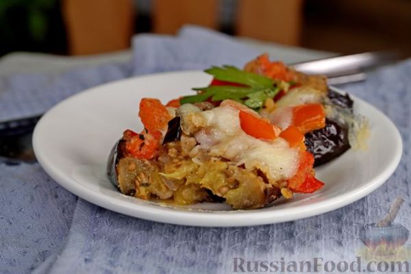 Баклажаны, запечённые с болгарским перцем и моцареллой