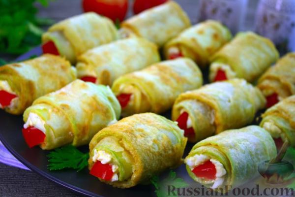 Рулетики из кабачков с плавленым сыром, помидорами и яйцами