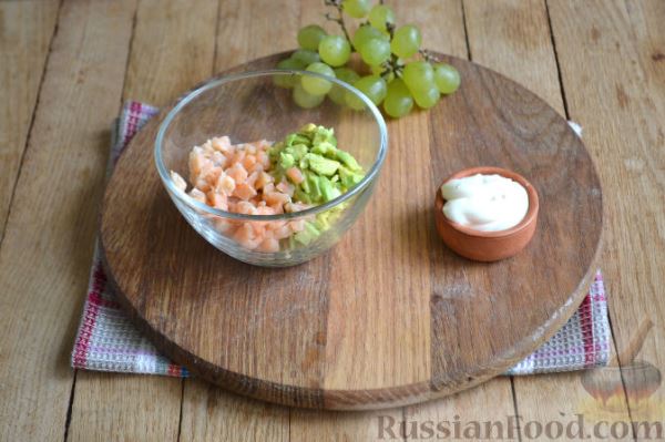 Закуска в огурце - с авокадо, семгой и креветками