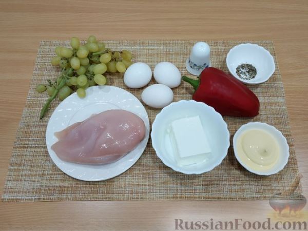 Салат с курицей, болгарским перцем, виноградом и сыром фета