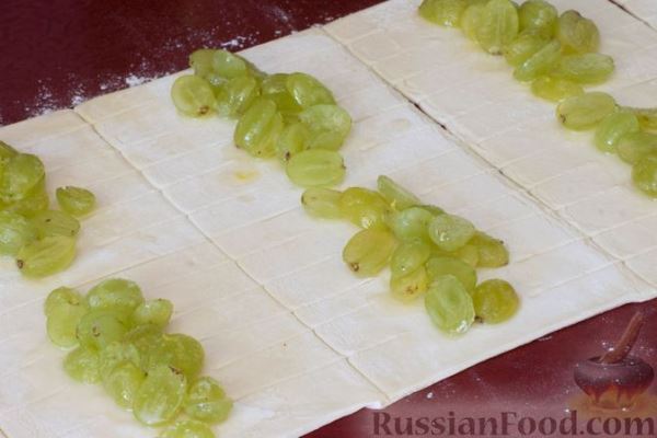 Слойки с виноградом и лимонной цедрой