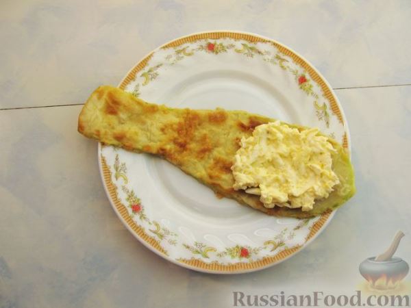 Рулетики из кабачков с плавленым сыром, помидорами и яйцами