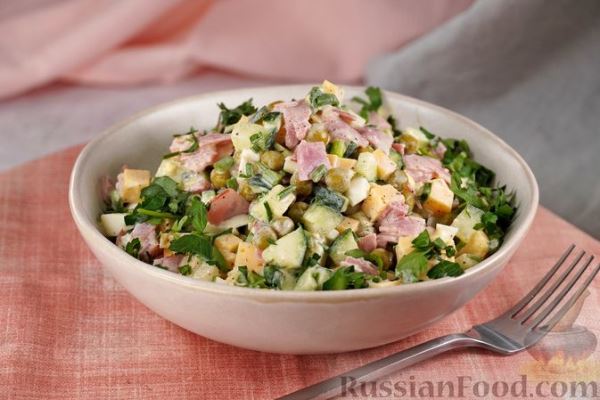 Салат с ветчиной, огурцами, горошком и сыром