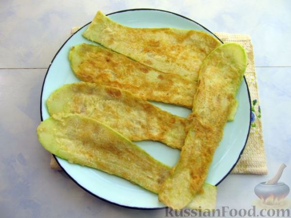 Рулетики из кабачков с плавленым сыром, помидорами и яйцами