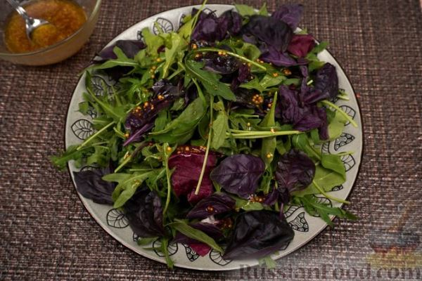 Салат с креветками, помидорами, моцареллой и орехами