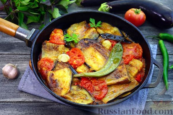 Жареные баклажаны, тушенные с помидорами