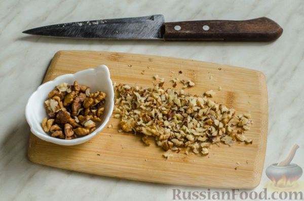 Слоёный салат с копчёной курицей, картофелем, морковью, сыром и клюквой