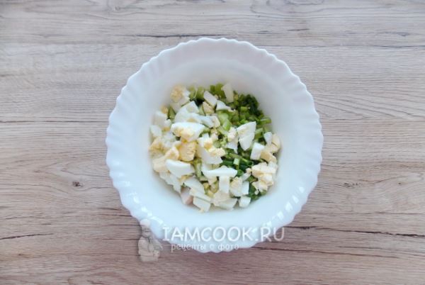 Салат с копченой курицей и маринованными опятами