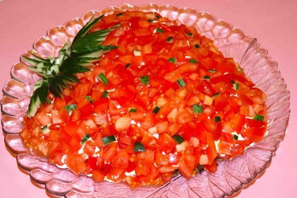 Салат &laquo;Клубничка&raquo; с грибами и курицей