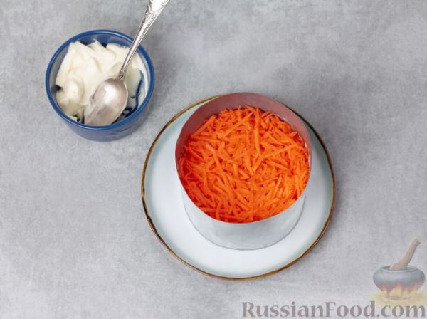 Слоёный салат с печенью, яблоком и виноградом