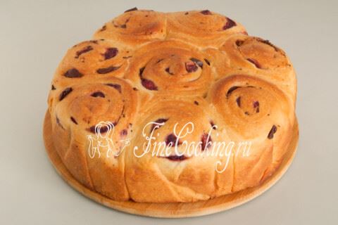 Дрожжевой пирог с клубникой и шоколадом в духовке