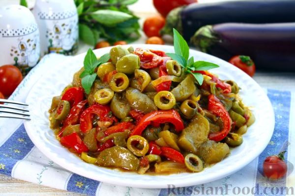 Баклажаны, тушенные со сладким перцем и оливками