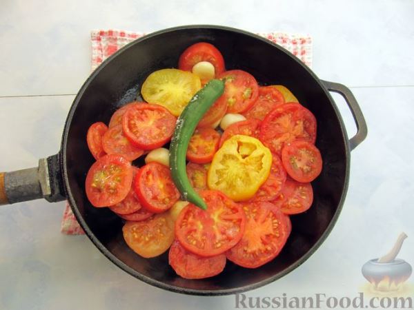 Жареные баклажаны, тушенные с помидорами