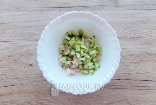 Салат с копченой курицей и маринованными опятами