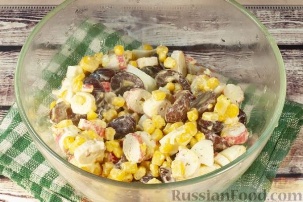 Салат с крабовыми палочками, кукурузой и виноградом