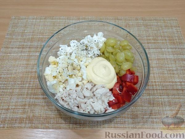 Салат с курицей, болгарским перцем, виноградом и сыром фета