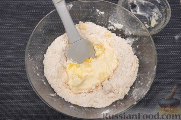 Песочный тарт со сливами в сметанной заливке