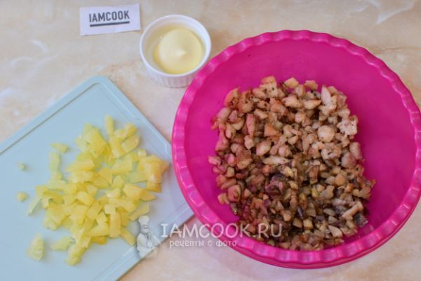 Тарталетки с курицей, грибами и ананасами