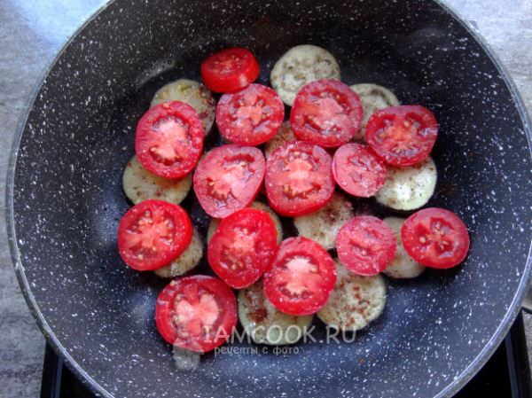 Баклажаны с помидорами и сыром на сковороде