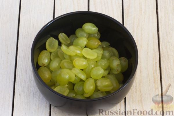 Слойки с виноградом и лимонной цедрой