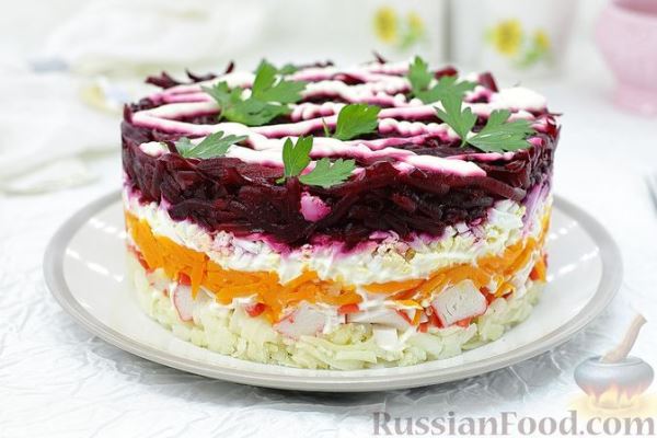 Слоёный салат с крабовыми палочками и свёклой