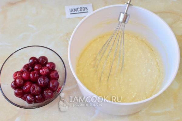 Творожные маффины с вишней