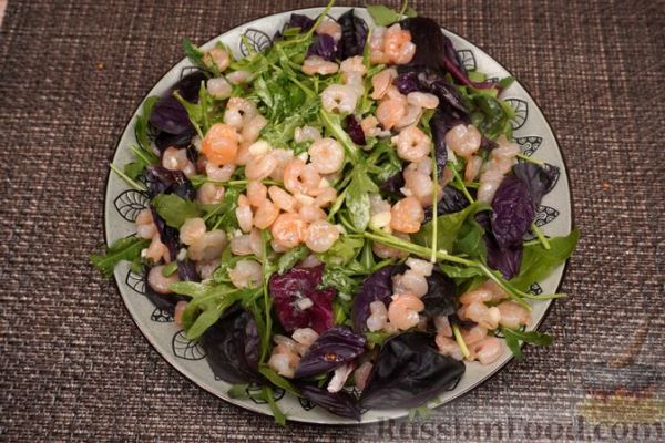 Салат с креветками, помидорами, моцареллой и орехами