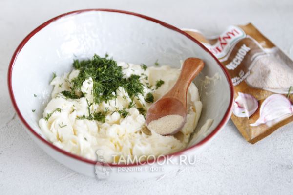 Сливочное масло с укропом и чесноком