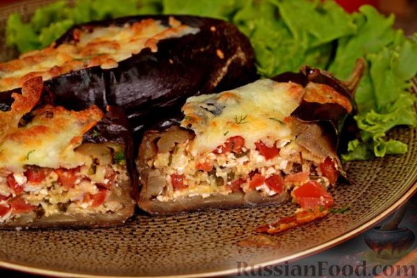 Битые баклажаны, фаршированные сыром, брынзой и помидорами (в духовке)