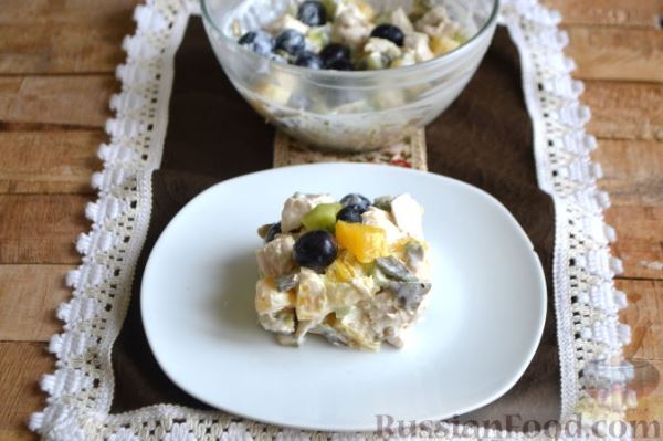 Салат с курицей, авокадо и киви
