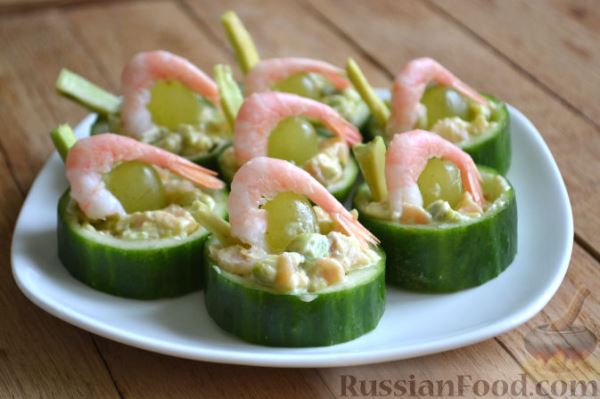 Закуска в огурце - с авокадо, семгой и креветками