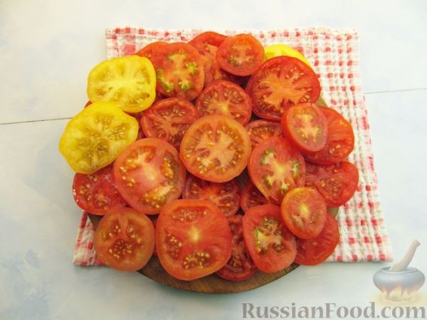 Жареные баклажаны, тушенные с помидорами