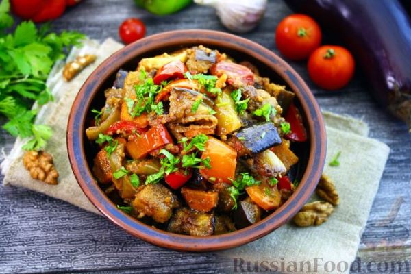 Баклажаны в томатном соусе, с грецкими орехами