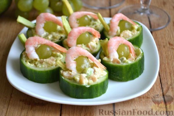 Закуска в огурце - с авокадо, семгой и креветками