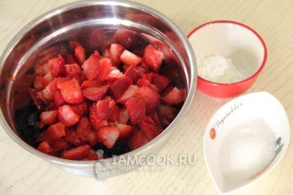 Пирог с клубникой и черникой