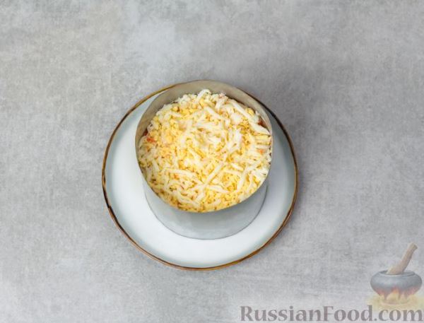 Слоёный салат с печенью, яблоком и виноградом
