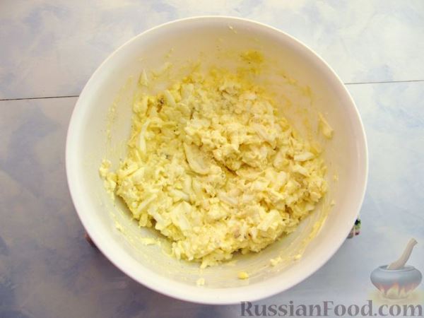 Рулетики из кабачков с плавленым сыром, помидорами и яйцами