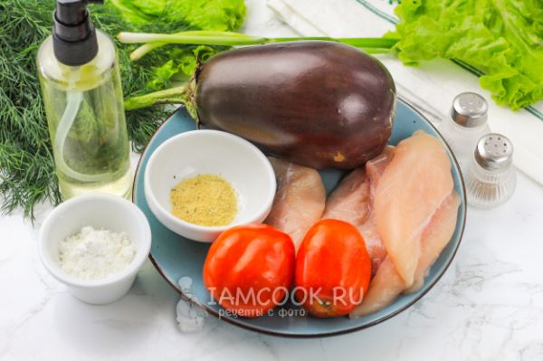 Салат с хрустящим баклажаном и курицей
