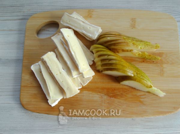 Слойка с сыром и грушей