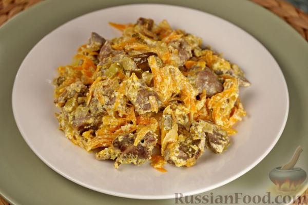 Куриные желудки, тушенные с маринованными огурцами, хреном и сметаной