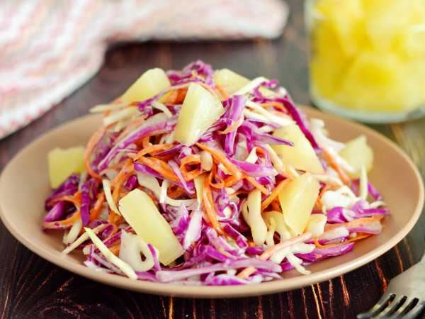Салат Коул слоу с ананасом