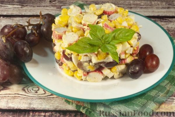 Салат с крабовыми палочками, кукурузой и виноградом