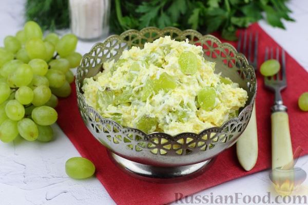 Яичный салат с виноградом, плавленым сыром и чесноком