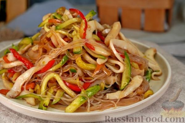 Салат с фунчозой, овощами и кальмарами