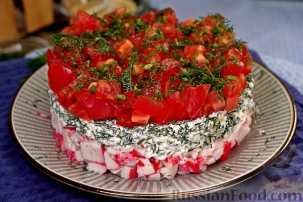 Слоёный салат с крабовыми палочками, помидорами и творогом