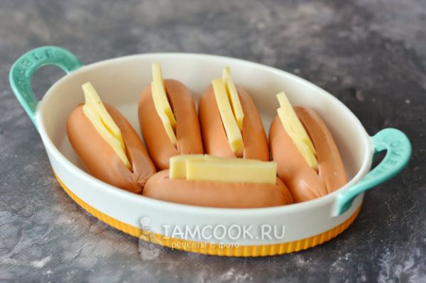 Сардельки с сыром в духовке